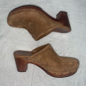 UGG Women's chestnut Suede Clogs